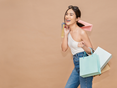 Women with shopping bags